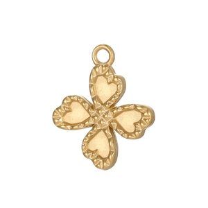Detalle de un colgante de trébol dorado con pétalos de corazón y acabados mate fino