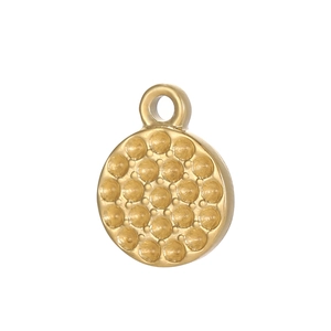 Detalle macro de colgante barroco dorado con superficie texturizada para hacer joyería