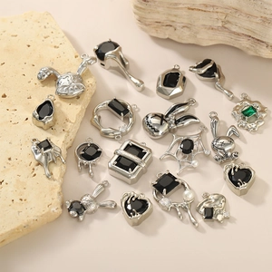 Gothic Edelstahl Anhänger in Silber mit schwarzen Strasssteinen und Punk-Schädel-Designs