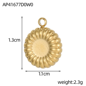 Detailed macro view of gold ribbed round pendant with dimensions and weight measurements