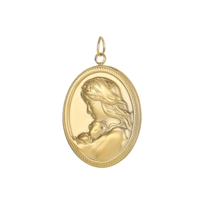 Makroansicht des goldenen ovalen Anhängers mit Relief von Mutter und Kind
