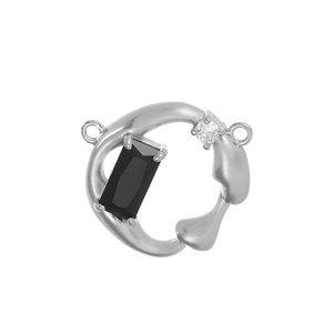 Detailansicht eines runden Edelstahlanhängers mit schwarzem Edelstein für DIY-Schmuck