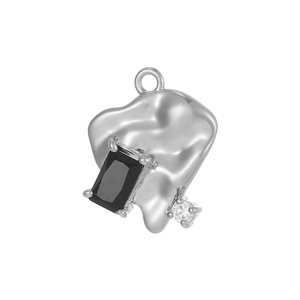 Makroaufnahme des silbernen Metallanhängers mit schwarzem Stein und kleinem Zirkon