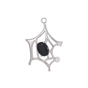 Detail der Spinnennetz-Halskette mit schwarzem Edelstein und kleiner weißer Perle