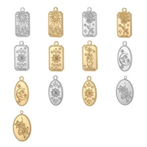 Handgefertigte Tarot-Anhänger aus Edelstahl mit Sonnen- und Mondrelief in Gold und Silber