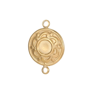 Detail van een goudkleurige ronde sieradenhanger met verfijnd reliëf en bloemmotieven