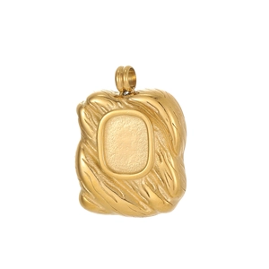 Macro-opname van gouden vintage hanger met onregelmatige lavastructuur en mat midden