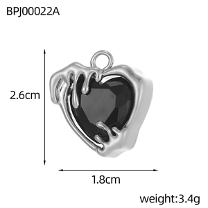 Makro-Detail des silbernen Herzanhängers mit schwarzem Diamanten und 2,6cm x 1,8cm Maßen