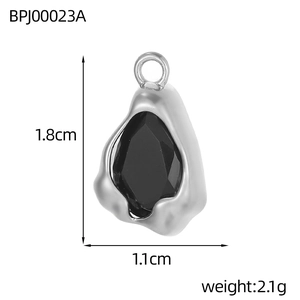 Makroaufnahme von tropfenförmigem schwarzem Steinanhänger aus Edelstahl mit Maßen 1.8x1.1cm