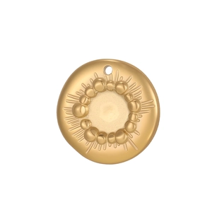 Détail d'un pendentif circulaire doré avec texture rayonnante pour la création de bijoux DIY
