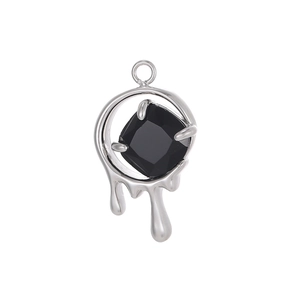 Makro-Detail von Edelstahl-Anhänger in Silber mit schwarzem Stein und flüssigem Design