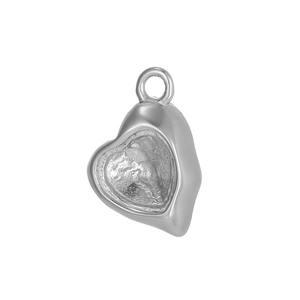 Détail d'un pendentif coeur argenté avec finition polie et texture pour bijoux à faire soi-même