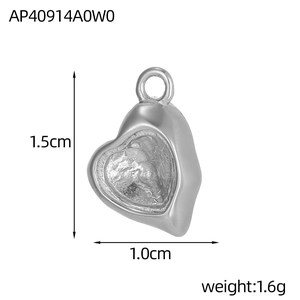 Gros plan d'un pendentif coeur argenté texturé avec dimensions de 1,5 cm