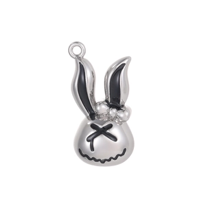 Detail eines Hasen-Anhängers in Silber mit schwarzen X-Augen für DIY-Schmuck
