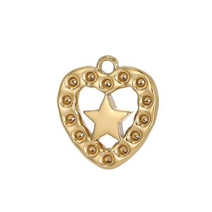 Détail macro d'un pendentif cœur doré avec une étoile centrale et des bords texturés