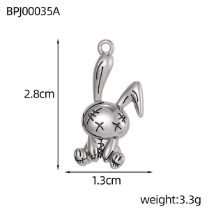 Maße des Gothic-Hasenanhängers: 2.8cm Höhe und 1.3cm Breite auf weißem Hintergrund
