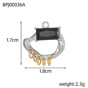 Detailansicht des silbernen Anhängers mit schwarzem Edelstein und kleinen goldenen Ringen