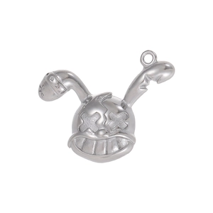 Makro-Detail des silbernen Edelstahl-Hasenanhängers mit X-Augen-Design und poliertem Finish