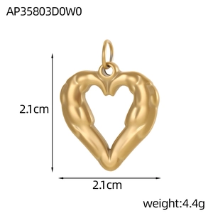 Detailed view of a golden heart pendant with muscle texture, measuring 2.1cm and 4.4g