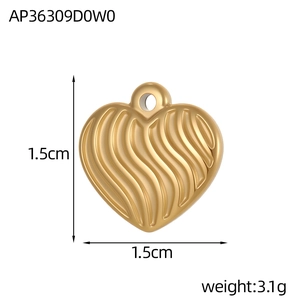 Detailed size view of a 1.5cm golden heart pendant with wavy texture and dimensions
