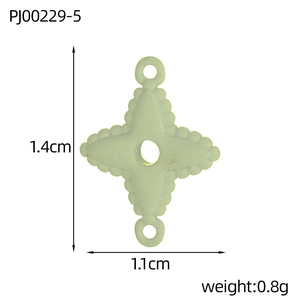 Detailed view of a four-leaf clover pendant accessory with size and weight dimensions
