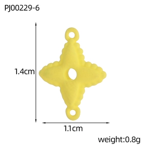 Yellow four-leaf clover pendant with 1.4cm height and 0.8g weight dimensions details