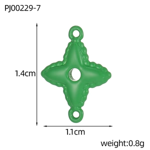 Macro detail of green four-leaf clover pendant with size 1.4cm by 1.1cm and 0.8g weight