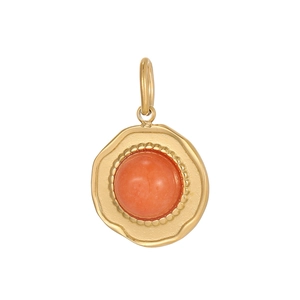 Macro detailopname van een ovale vintage gouden hanger met natuurlijke oranje steeninleg