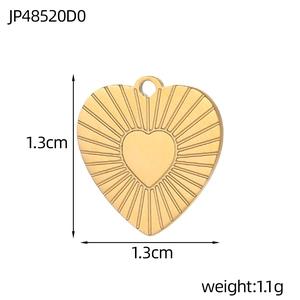 Goldener Herzanhänger aus Edelstahl mit gebürsteter Textur und radialen Linien, 1,3 cm