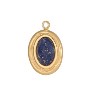 Macro-opname van ovale vergulde hanger met gefacetteerde blauwe lapis lazuli edelsteen
