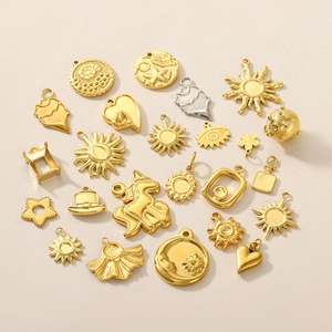 Sortiment an goldenen Edelstahl-Anhängern für DIY-Schmuck in Sonnenform