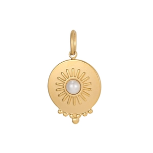 Detailopname van een vintage ovale gouden hanger met zonnestraal-textuur en centrale parel