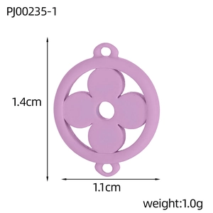 Macro view of purple clover pendant with 1.4cm dimensions and golden connector rings