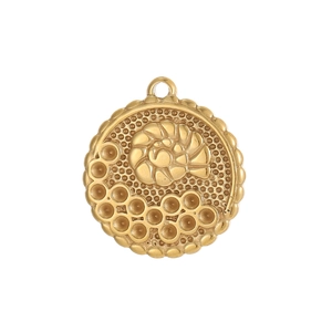 Nahaufnahme des runden Edelstahl-Anhängers mit Nautilus-Prägung in edlem Gold-Finish