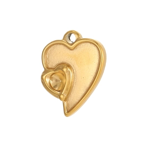 Makroaufnahme von goldenem Herzanhänger mit mattem Finish und Öse für DIY-Halsketten
