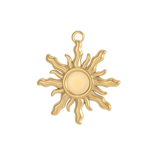 Nahaufnahme des goldenen Sonnenanhängers mit poliertem Zentrum und Wellenstrahlen