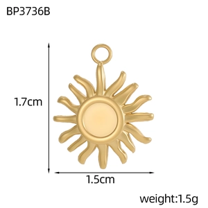Detailansicht eines goldenen Edelstahl-Sonnenanhängers mit 1,7 cm Größe und 1,5 g Gewicht