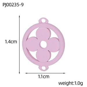 Macro detail of pink matte clover pendant charm with dimensions 1.4cm and weight 1.0g