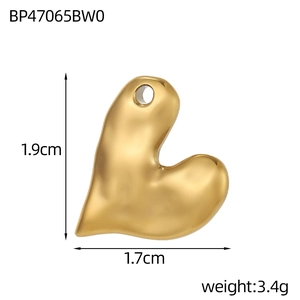 Macro-detail van de gouden onregelmatige hartvormige hanger met afmetingen en gewicht
