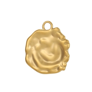 Detailopname van een gouden onregelmatige ronde hanger met een metaalstructuur van lava