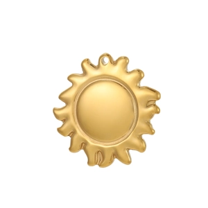 Detailopname van een gouden zonnehanger met golvende stralen voor DIY-sieradenprojecten