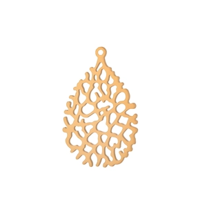 Détail macro du pendentif évidé en forme de larme avec texture organique de corail doré
