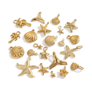 Goldenes Edelstahl Anhänger Set mit Meeresmotiven wie Seestern Muschel und Palmenanhängern