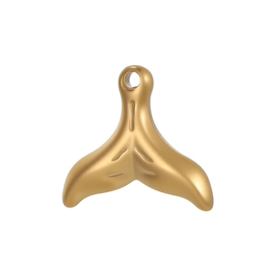 Nahaufnahme eines polierten goldenen Walflossen-Anhängers für DIY-Schmuckdesigns