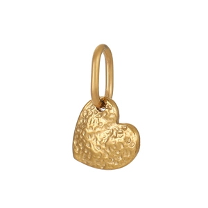 Nahaufnahme eines goldenen Herzanhängers mit Hammerschlag-Textur und glatter Öse