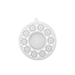 Macro de ce pendentif rond en acier argenté aux motifs géométriques de marguerites évidées