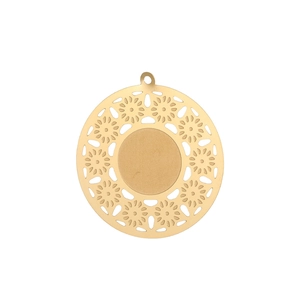 Vue détaillée d'un pendentif floral creux en acier inoxydable doré avec texture brossée