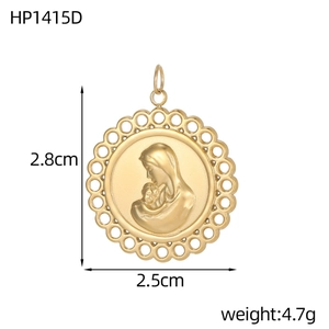 Détail du pendentif Vierge Marie doré montrant les dimensions 2,8cm par 2,5cm