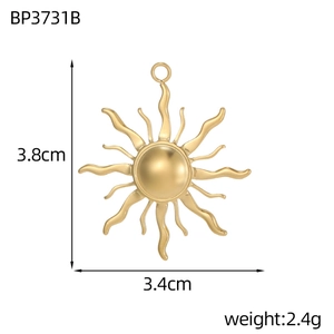 Detaillierte Größentabelle mit 3,8 cm Höhe und 3,4 cm Breite für den Gold-Sonnenanhänger