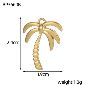 Dettaglio del ciondolo a forma di palma dorata con misure 2,4cm x 1,9cm e peso di 1,8g
